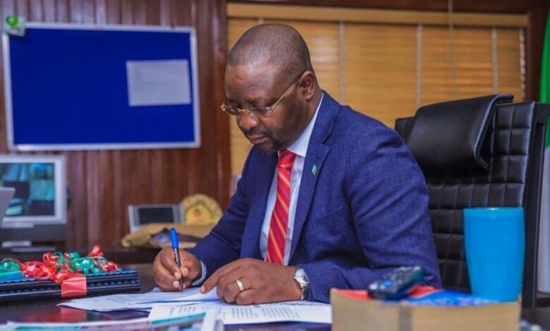 Sunday Dare donates ₦50000 to Oyo schoolchildren
